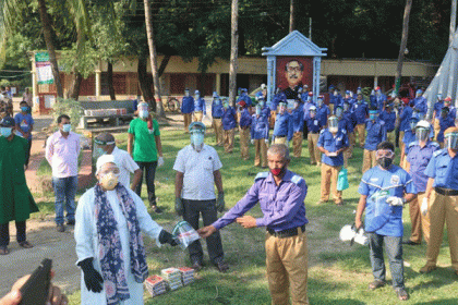 চট্টগ্রামে গ্রাম পুলিশ ও স্বাস্থ্যকর্মীদের সুরক্ষায় ৫০০ ফেস শিল্ড

