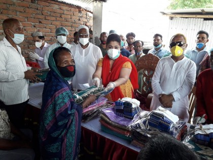  
গোপালগঞ্জে অসহায় ও দুঃস্থ মানুষের মাঝে শাড়ী ও লুঙ্গি বিতরণ