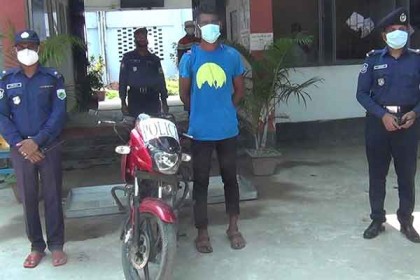 জয়পুরহাটে পুলিশ পরিচয়ে চাঁদা আদায়কালে প্রতারক আটক 