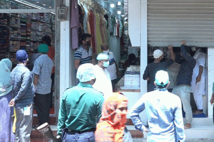 বরিশালে ১০ ক্রেতা ও ৩ দোকানিকে জরিমানা

