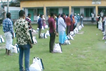 সুন্দরবনের আত্মসমর্পণকারী ২৭টি বাহিনীর ২৮৪ বনদস্যুকে র‌্যাবের ঈদ সামগ্রী বিতরণ 