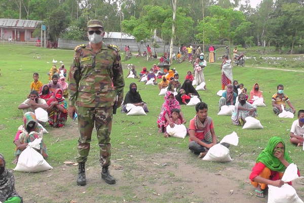 কুড়িগ্রামে সেনাবাহিনীর সহযোগিতায় প্রতিবন্ধীদের মাঝে ত্রাণ বিতরণ