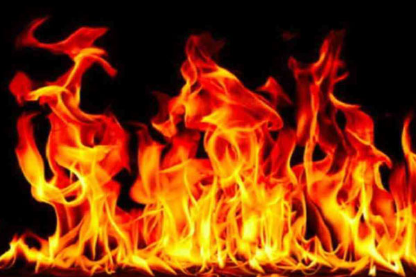 রোহিঙ্গা ক্যাম্পে অগ্নিকাণ্ডে শতাধিক ঘর পুড়ে ছাই