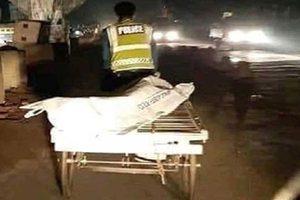 কেউ না আসায় পুলিশ সদস্য নিজেই ভ্যান চালিয়ে নিয়ে গেলেন বৃদ্ধের লাশ