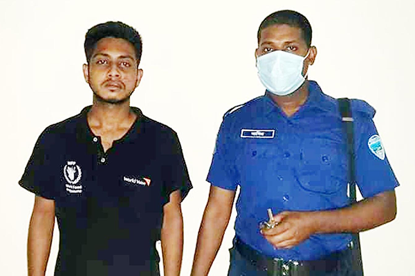 মোটরসাইকেল চালকের পেছনে ছুরি হাতে বসা যাত্রী!