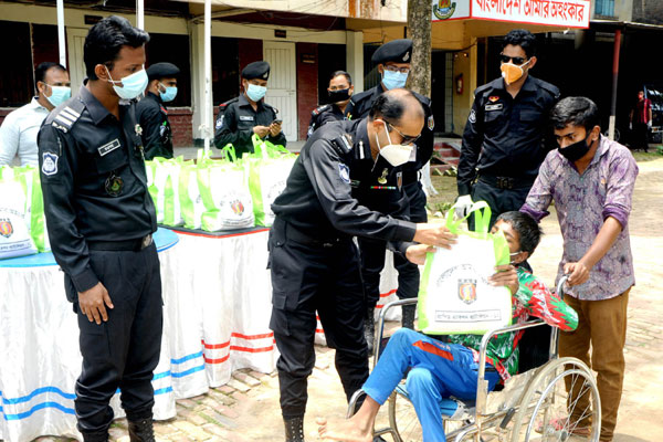 বগুড়ায় দুস্থদের মাঝে উপহার সামগ্রী বিতরণ 
র‌্যাবের