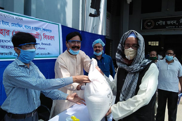 নীলফামারীতে ইমাম-মুয়াজ্জিনদের মাঝে উপহার বিতরণ
