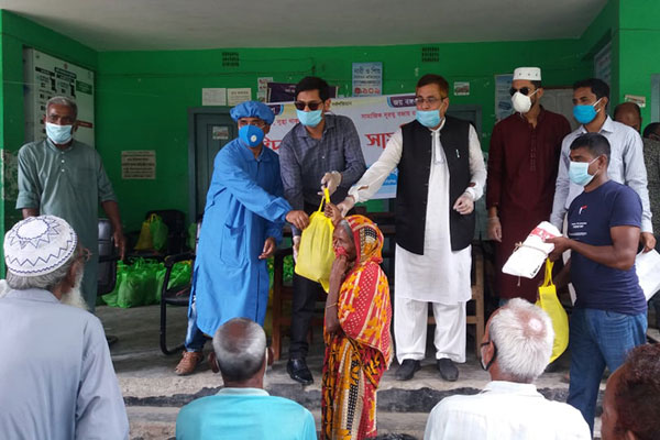 পঞ্চগড়ে অসহায় মানুষের জন্য ঈদ উপহার বিতরণ
