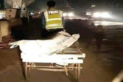 কেউ না আসায় পুলিশ সদস্য নিজেই ভ্যান চালিয়ে নিয়ে গেলেন বৃদ্ধের লাশ