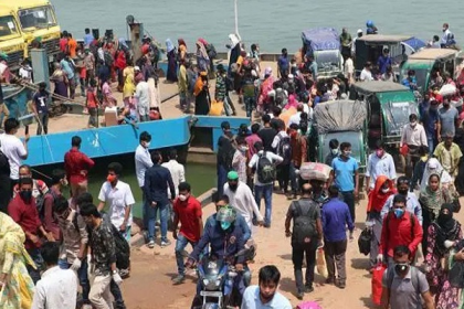 শিমুলিয়া-কাঠালবাড়িতে লঞ্চ-স্পিডবোট বন্ধ, ফেরিতে উপচেপড়া ভীড়