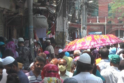বরিশালে ঈদ বাজারে ক্রেতার ঢল

