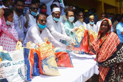 বরিশালে খাদ্য সহায়তা প্রদান


