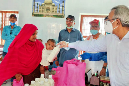 রাজশাহীতে শিশুখাদ্য বিতরণ করলেন এমপি বাদশা

