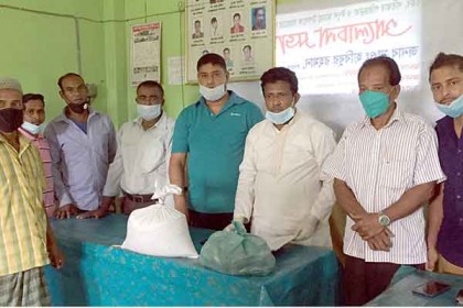 ক্ষুদ্র ব্যবসায়ীদের মাঝে বণিক সমিতির ‘খাদ্য উপহার’