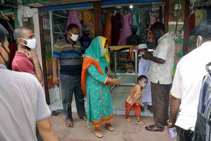 স্বাস্থ্যবিধি না মানাই নাটোরে দোকানি ও ক্রেতাদের জরিমানা