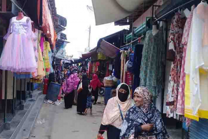 নলডাঙ্গায় স্বাস্থ্যবিধি না মানায় ৭ দোকান মালিককে জরিমানা
