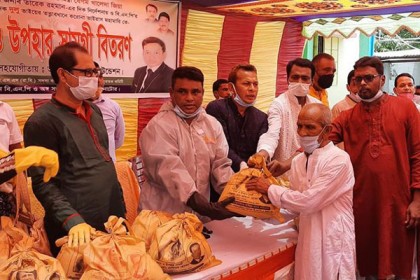 বাগাতিপাডায় বিএনপির উদ্যোগে কর্মহীন মানুষের মাঝে খাদ্য সামগ্রী বিতরণ
