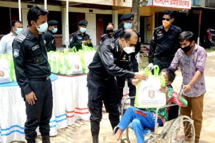 বগুড়ায় দুস্থদের মাঝে উপহার সামগ্রী বিতরণ 
র‌্যাবের