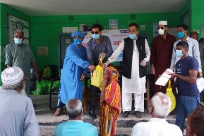 পঞ্চগড়ে অসহায় মানুষের জন্য ঈদ উপহার বিতরণ
