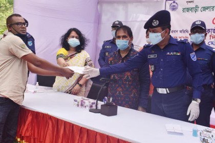 রাজবাড়ীতে আত্মসমর্পণকারী চরমপন্থীদের মাঝে আর্থিক অনুদান 