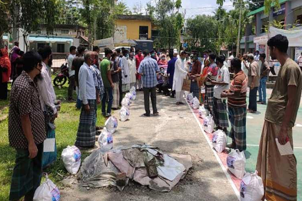 পিরোজপুরে কেন্দ্রীয় আওয়ামী লীগ নেতার খাদ্যসামগ্রী বিতরণ 