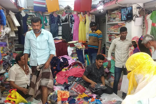 পাথরঘাটায় ঈদ বাজারে ভিড়, মানা হচ্ছে না সামাজিক দূরত্ব