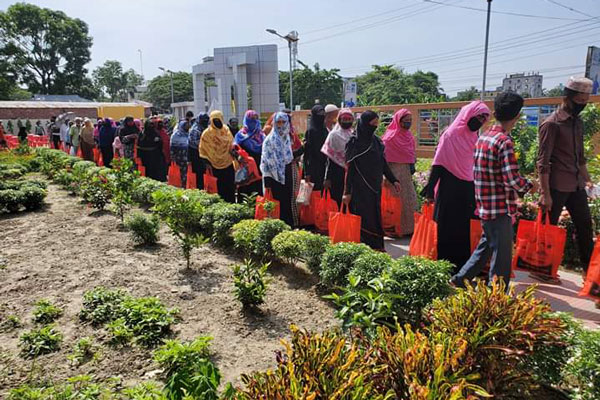 নোয়াখালীতে ৭ হাজার পরিবারের মাঝে প্রধানমন্ত্রীর ঈদ উপহার বিতরণ পৌর মেয়রের