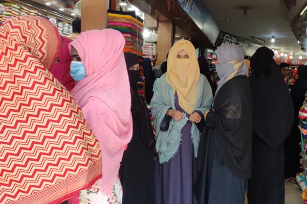 শ্রীমঙ্গলে মার্কেটে উপচে পড়া ভিড়
