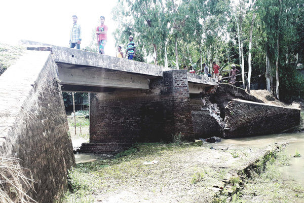 উলিপুরে বুড়ি তিস্তা নদীর ব্রিজটি ভেঙে প্রাণহানির আশঙ্কা

