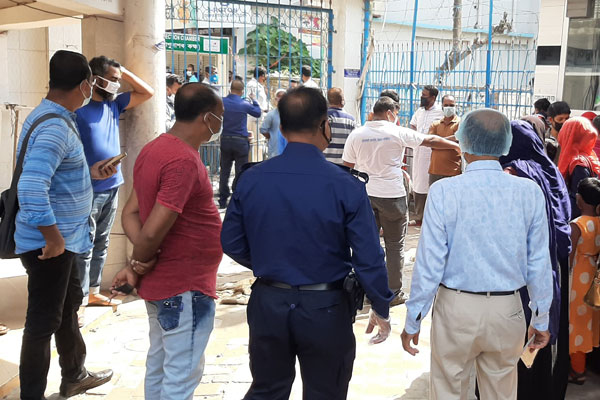 চুয়াডাঙ্গায় নির্দেশনা অমান্য করায় ক্রেতা-বিক্রেতাকে জরিমানা 