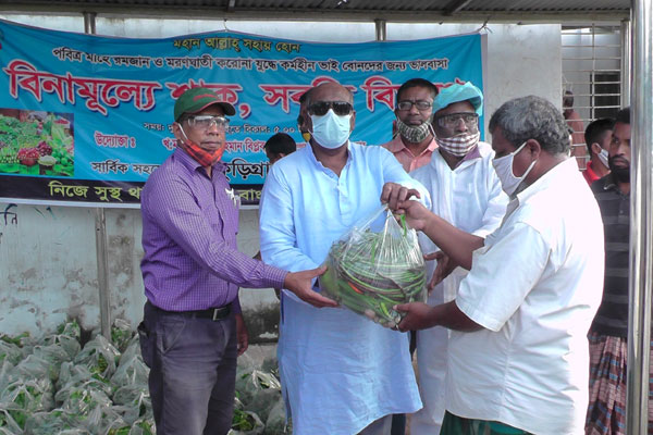 কুড়িগ্রামে কর্মহীনদের মাঝে বিনামূল্যে সবজি বিতরণ