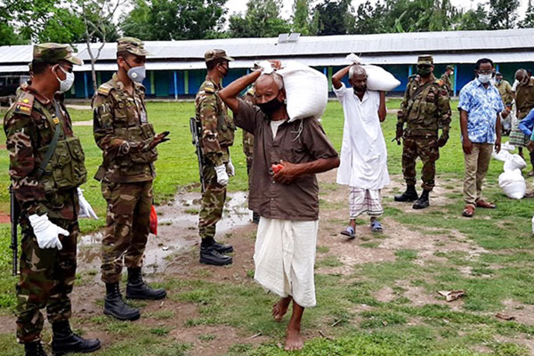 ঠাকুরগাঁওয়ে অসহায় মানুষের মাঝে সেনাবাহিনীর খাদ্যসামগ্রী বিতরণ