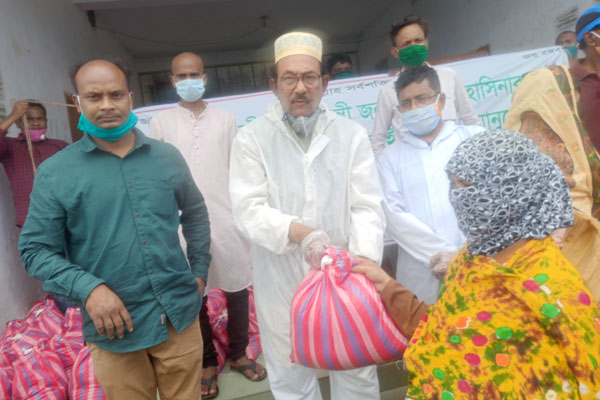 পঞ্চগড়ে দুস্থদের মাঝে খাদ্যসামগ্রী বিতরণ
