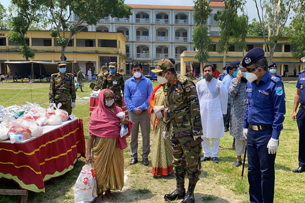 নরসিংদীতে গরীব মানুষের জন্য সেনাবাহিনীর সম্প্রীতির বাজার 