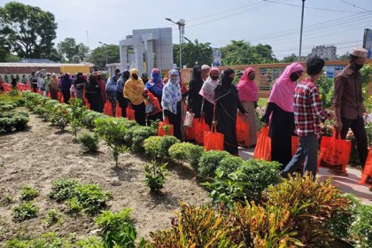 নোয়াখালীতে ৭ হাজার পরিবারের মাঝে প্রধানমন্ত্রীর ঈদ উপহার বিতরণ পৌর মেয়রের
