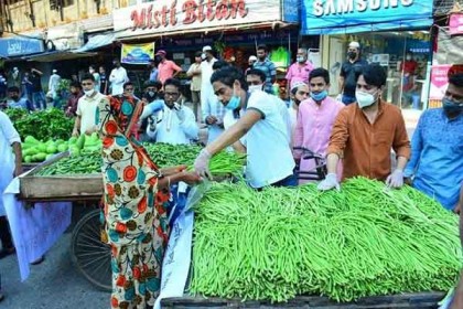 বাচ্চুর ফ্রি সবজি বাজারে একঝাঁক ছাত্রনেতা  