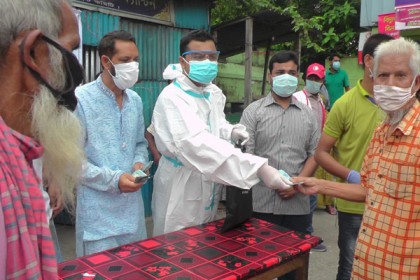 কুড়িগ্রামে অসহায় মানুষকে নগদ অর্থ সহায়তা
