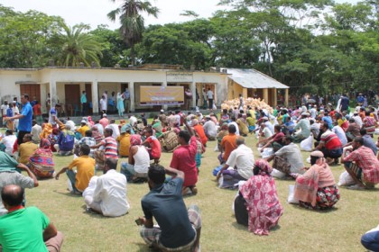বসুন্ধরা গ্রুপের মানবিক সহায়তা পেয়ে খুশি দশমিনার মানুষ