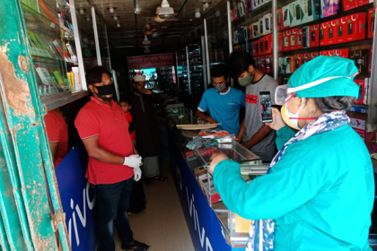 মানছে না লকডাউন, চলছে ঈদ বাজার

