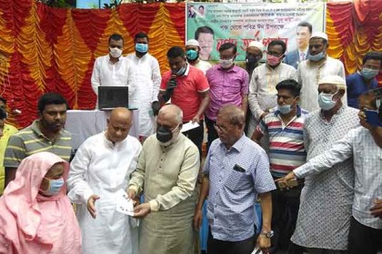 প্রধানমন্ত্রীর অনুদানের টাকা লুটপাট করছে আওয়ামী লীগ নেতাকর্মীরা : দুলু