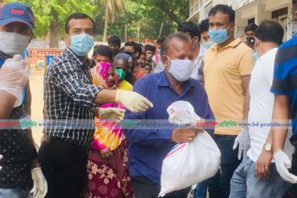 ঢাবি ক্যাম্পাসে কর্মচারীদের মধ্যে ছাত্রদলের খাদ্যসামগ্রী বিতরণ