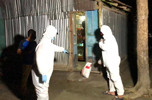 রাতের আঁধারে খাদ্যসামগ্রী নিয়ে মধ্যবিত্ত পরিবারের পাশে একরাম চৌধুরী ফাউন্ডেশন