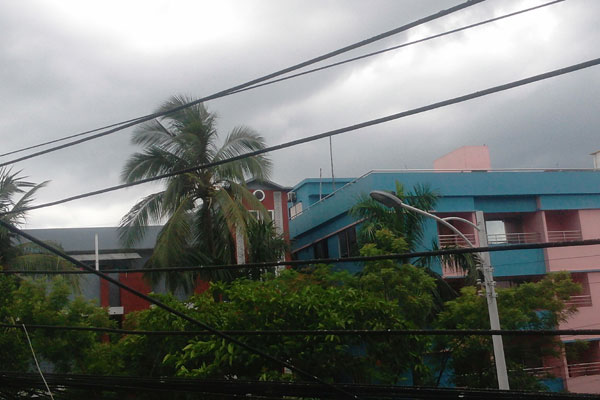 ঘূর্ণিঝড় আম্ফান: খুলনার আকাশে মেঘ, দমকা বাতাস