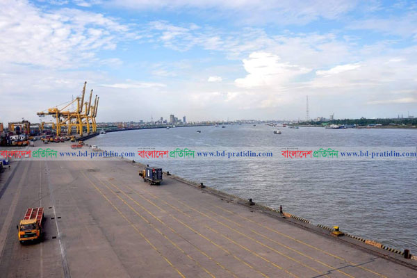 সুপার সাইক্লোন আম্ফান : জাহাজশূন্য চট্টগ্রাম বন্দরে পণ্য উঠানামা বন্ধ