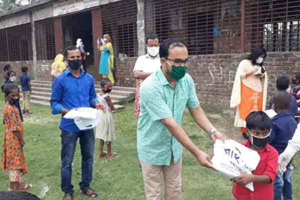 নেত্রকোনায় পথশিশুদের মাঝে ঈদ সামগ্রী বিতরণ 