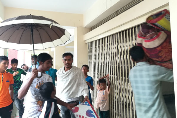 ঘূর্ণিঝড় আম্ফান; বাগেরহাটে আশ্রয়কেন্দ্রে ছুঁটছে আতঙ্কিত মানুষ