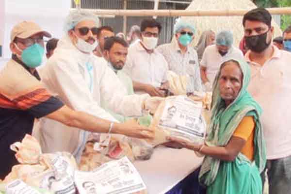 ফরিদপুরে বিএনপির নেতার উদ্যোগে ৩ শতাধিক পরিবারকে খাদ্য সহায়তা