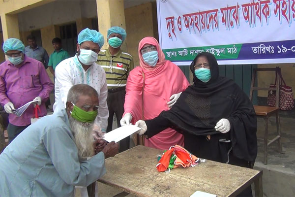জয়পুরহাটে কর্মহীনদের মাঝে সুরক্ষা সামগ্রী ও নগদ অর্থ বিতরণ