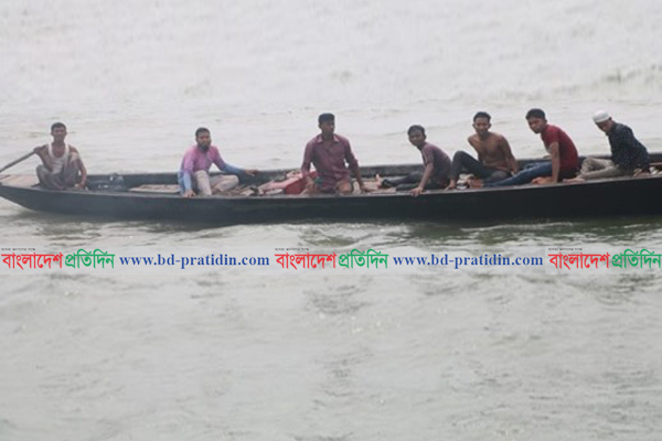 ঈদে ঘরমুখী যাত্রী বোঝাই ট্রলার ডুবি পদ্মায়