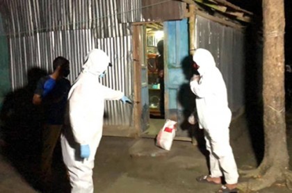 রাতের আঁধারে খাদ্যসামগ্রী নিয়ে মধ্যবিত্ত পরিবারের পাশে একরাম চৌধুরী ফাউন্ডেশন